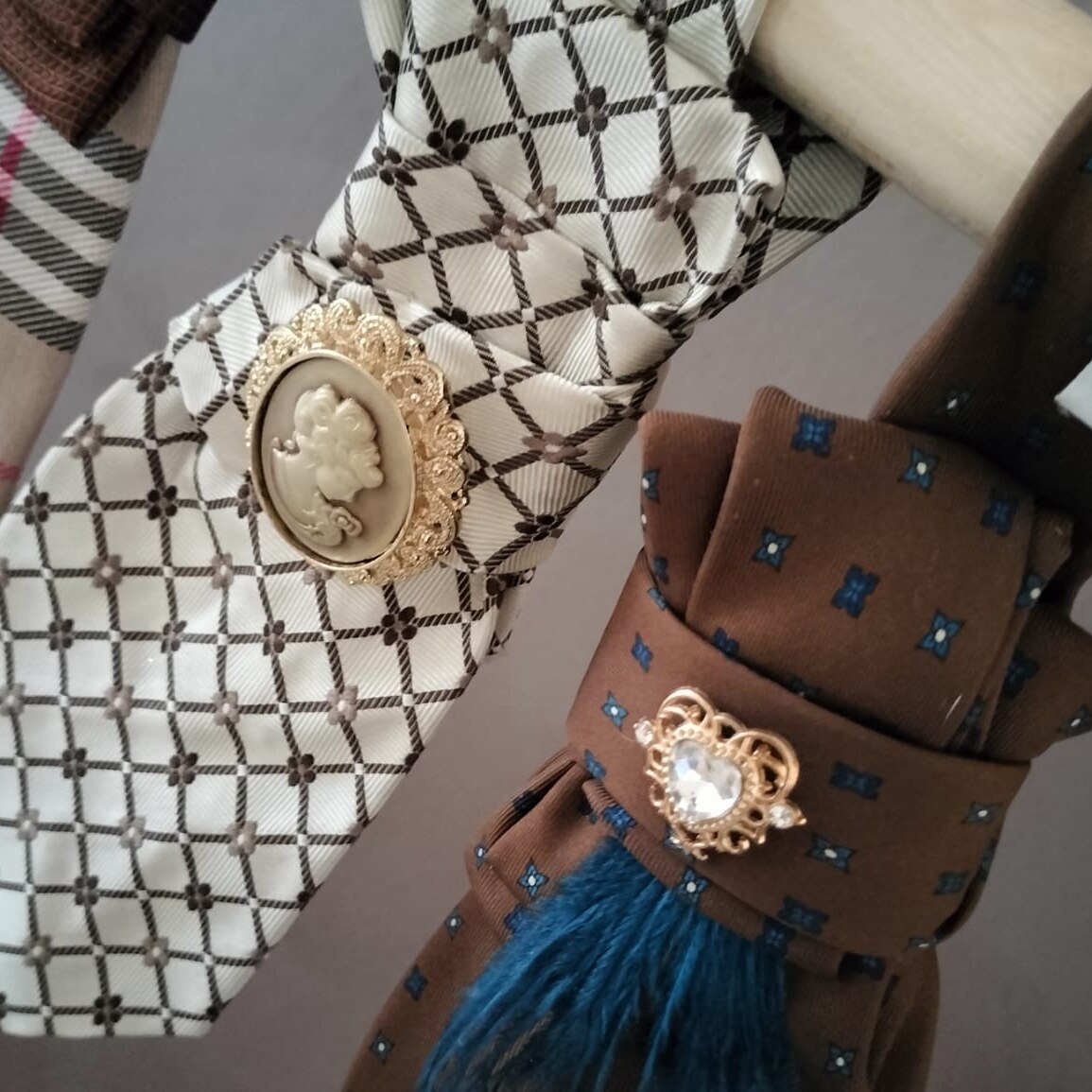 Cravatte Gioiello artigianali SILSORÍ con cammeo, cristalli e dettagli sartoriali