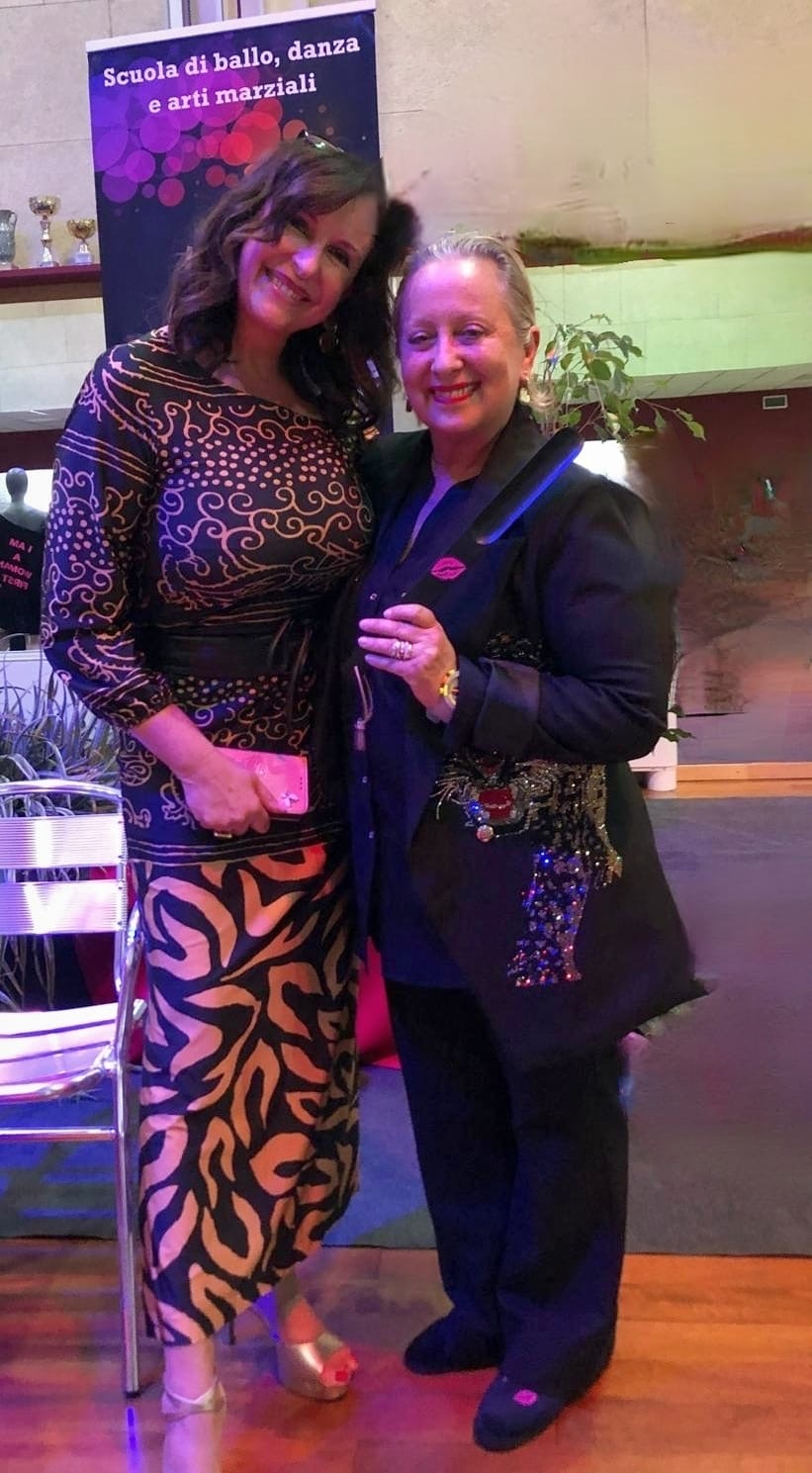 Silvia insieme a Carolyn Smith che indossa le friulane personalizzate